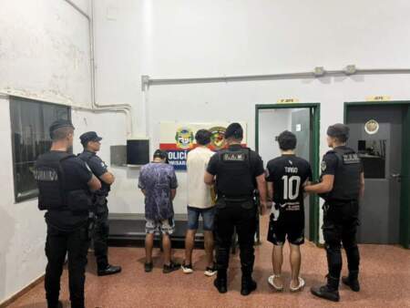 Fue a la comisaría a exigir la liberación de dos prófugos y también terminó tras las rejas imagen-12