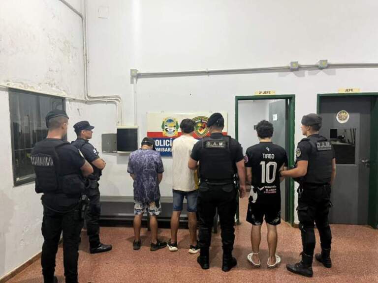 Fue a la comisaría a exigir la liberación de dos prófugos y también terminó tras las rejas imagen-41