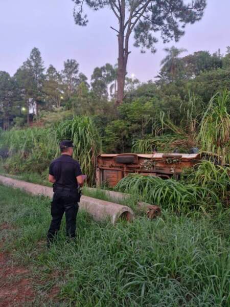 San Vicente: despiste de una camioneta dejó un hombre lesionado imagen-2