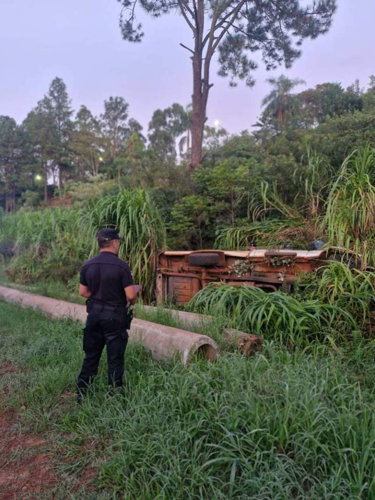 San Vicente: despiste de una camioneta dejó un hombre lesionado imagen-14