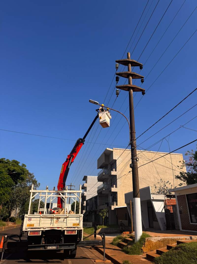 Importante trabajo en infraestructura eléctrica en el Oeste posadeño imagen-12