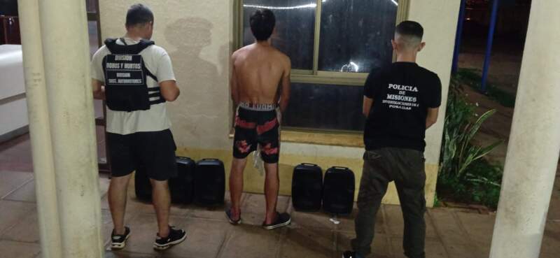 Ofrecían los parlantes robados de una iglesia y terminaron detenidos en Posadas imagen-13