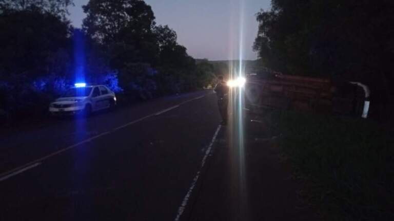 Despistó y volcó : un conductor resultó lesionado en Itacaruaré imagen-13