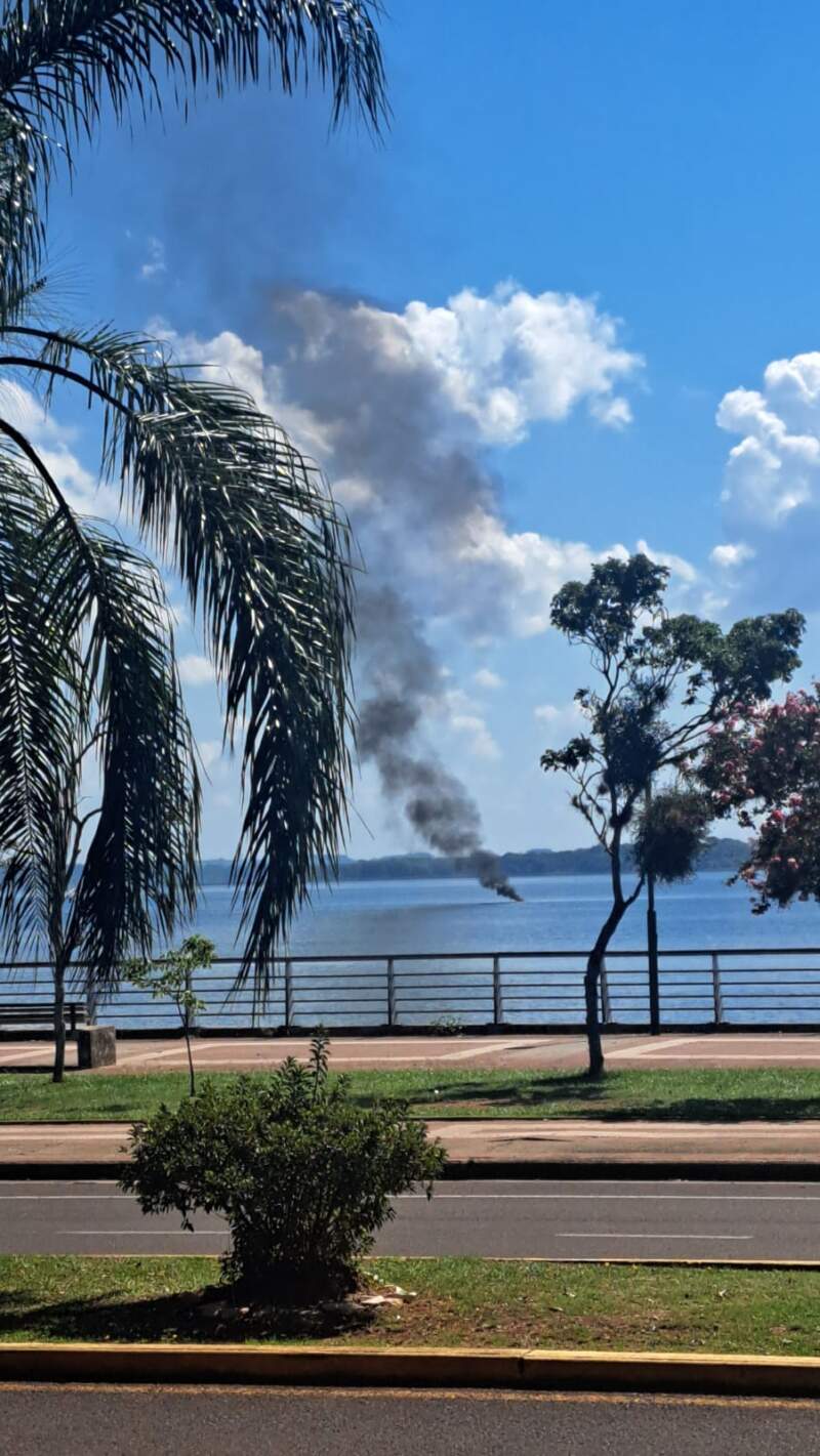 Arrojaron una caja en llamas al río y generaron una columna de humo frente a la Costanera de Posadas imagen-8