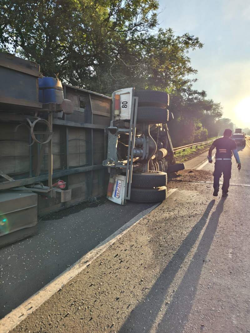 Choque de camiones en el puente Piray Guazú dejó tres lesionados y el tránsito totalmente interrumpido imagen-2