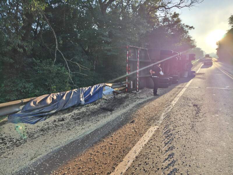 Choque de camiones en el puente Piray Guazú dejó tres lesionados y el tránsito totalmente interrumpido imagen-4