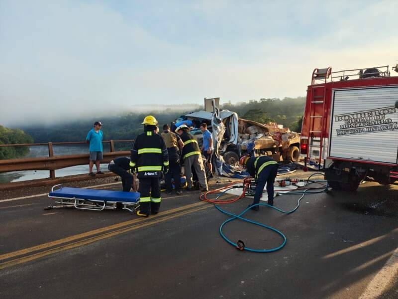 Choque de camiones en el puente Piray Guazú dejó tres lesionados y el tránsito totalmente interrumpido imagen-6