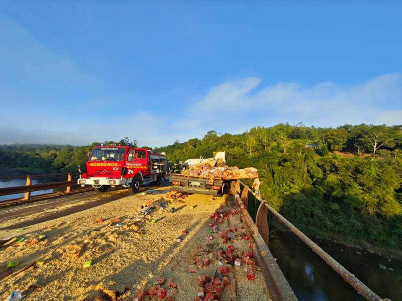 Choque de camiones en el puente Piray Guazú dejó tres lesionados y el tránsito totalmente interrumpido imagen-8
