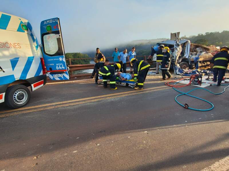 Choque de camiones en el puente Piray Guazú dejó tres lesionados y el tránsito totalmente interrumpido imagen-12