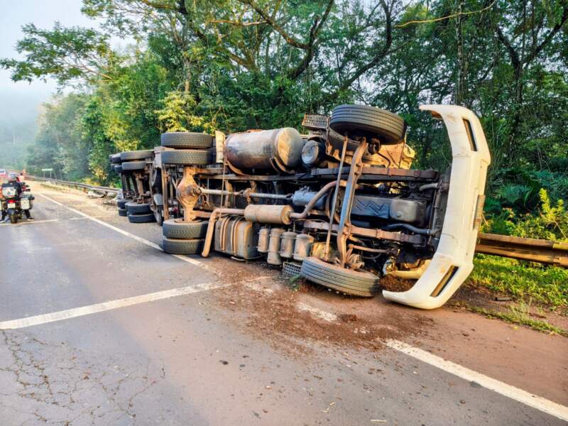 Choque de camiones en el puente Piray Guazú dejó tres lesionados y el tránsito totalmente interrumpido imagen-14