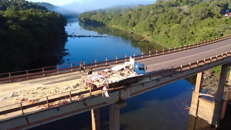 Choque de camiones en el puente Piray Guazú dejó tres lesionados y el tránsito totalmente interrumpido imagen-10