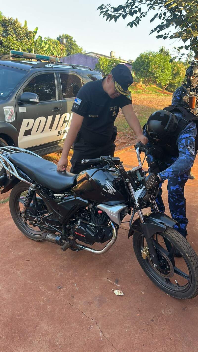 Se filmaban realizando maniobras peligrosas con motos robadas: secuestraron vehículos y detuvieron a tres implicados en Puerto Esperanza imagen-2
