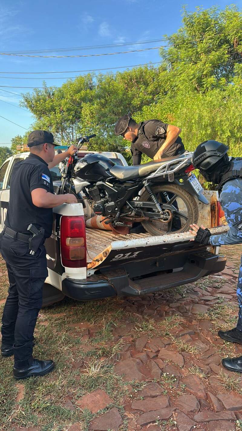 Se filmaban realizando maniobras peligrosas con motos robadas: secuestraron vehículos y detuvieron a tres implicados en Puerto Esperanza imagen-6