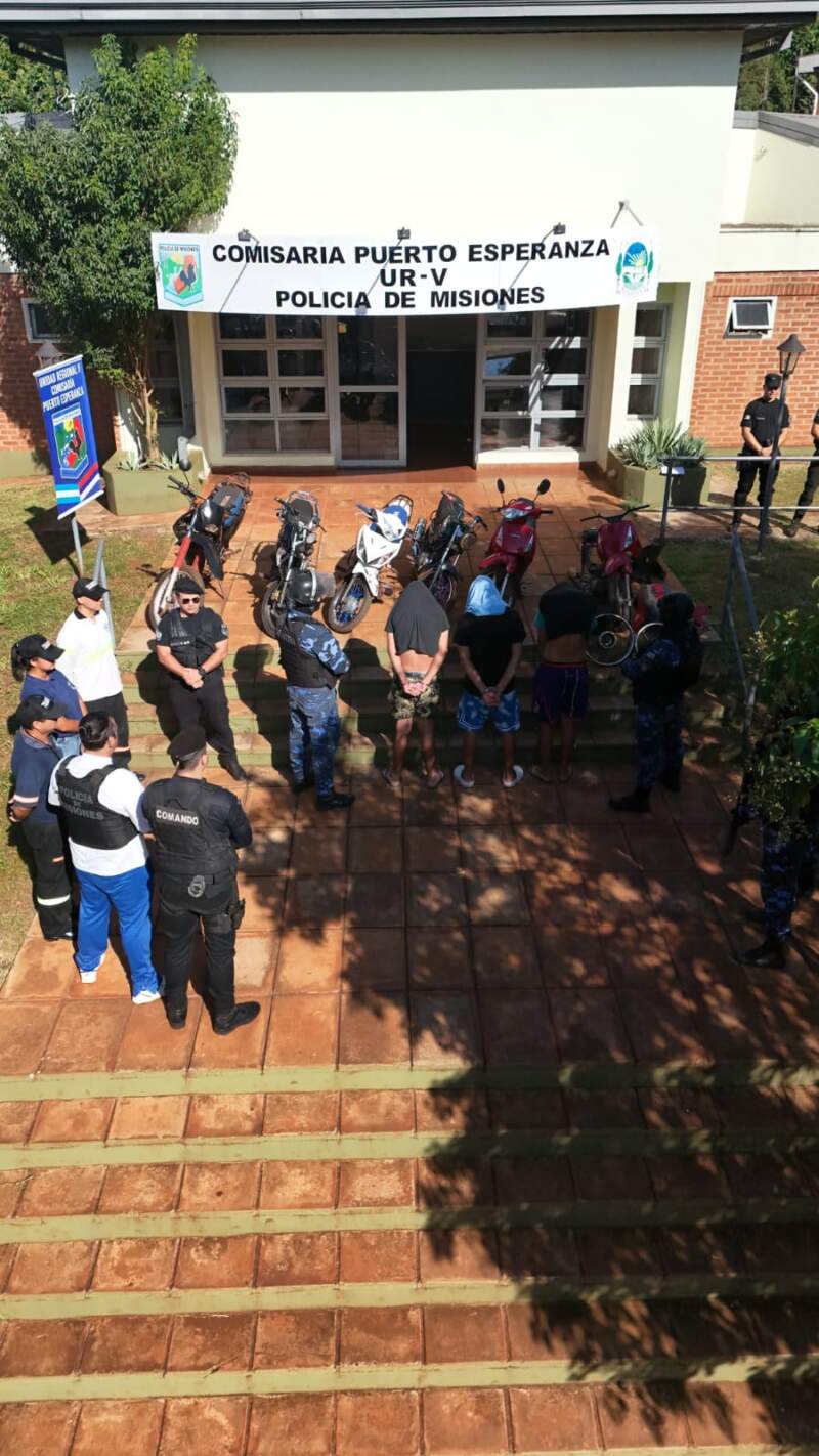 Se filmaban realizando maniobras peligrosas con motos robadas: secuestraron vehículos y detuvieron a tres implicados en Puerto Esperanza imagen-8