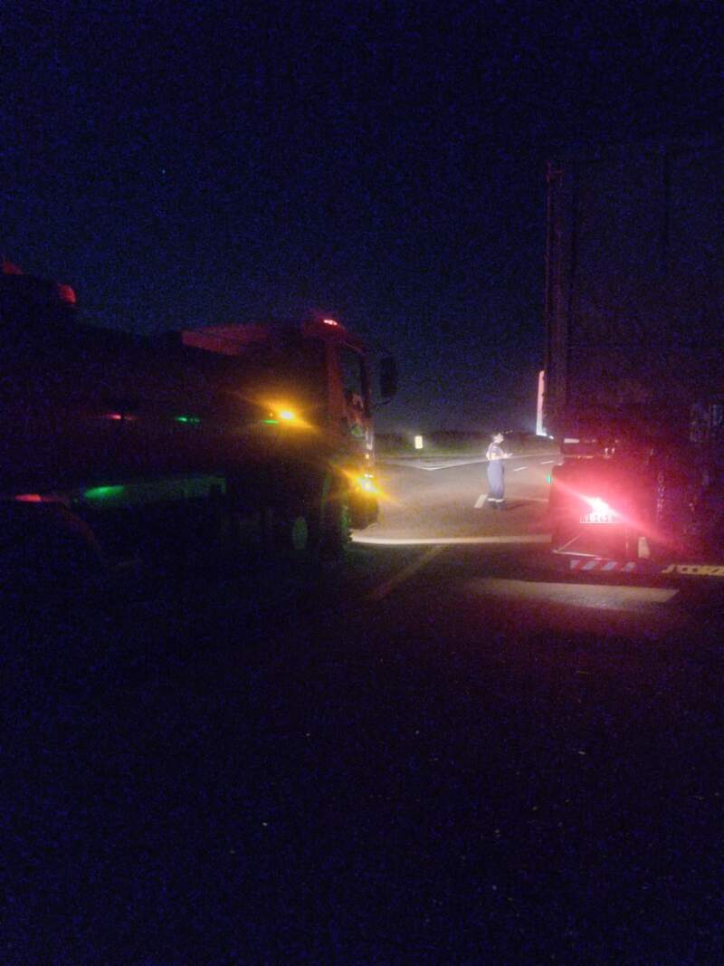 Se incendió el tráiler de un camión en la Ruta 12 y el conductor logró evitar que el fuego se propague Se incendió el tráiler de un camión en la Ruta 12 y el conductor logró evitar que el fuego se propague imagen-9