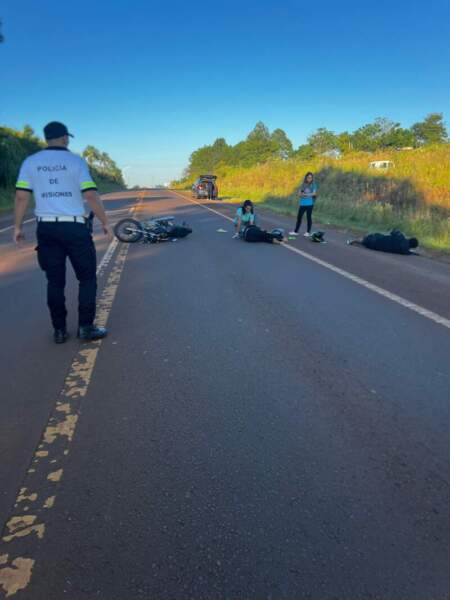 Se les pinchó el neumático y despistaron en la Ruta 14: dos jóvenes resultaron heridos en Aristóbulo del Valle imagen-5
