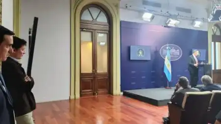 Manuel Adorni, sin defensa: no dio explicaciones sobre el viaje y su patrimonio, y cargó contra la prensa imagen-5