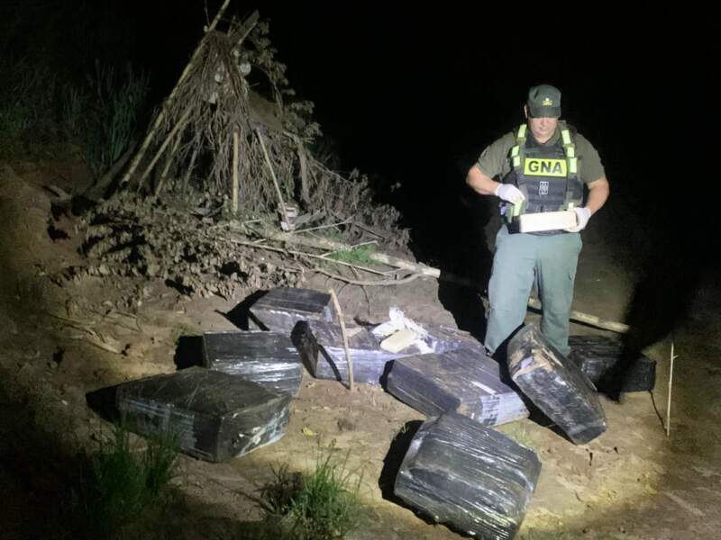 Eldorado: Patrulla de gendarmes halló 297 kilos de marihuana en la costa del río Paraná imagen-2