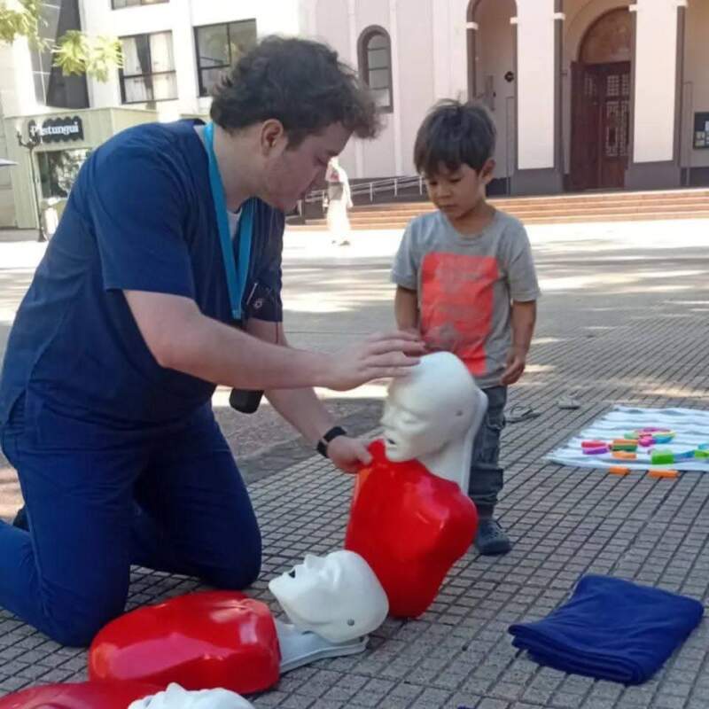 Con capacitación en RCP y stands informativos, conmemoraron el Día Mundial de las Enfermedades Poco Frecuentes en la Plaza 9 de Julio 3 Con capacitación en RCP y stands informativos, conmemoraron el Día Mundial de las Enfermedades Poco Frecuentes en la Plaza 9 de Julio imagen-2