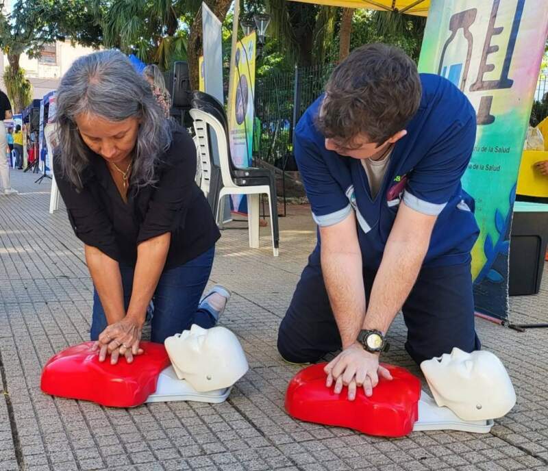 Con capacitación en RCP y stands informativos, conmemoraron el Día Mundial de las Enfermedades Poco Frecuentes en la Plaza 9 de Julio 7 Con capacitación en RCP y stands informativos, conmemoraron el Día Mundial de las Enfermedades Poco Frecuentes en la Plaza 9 de Julio imagen-6