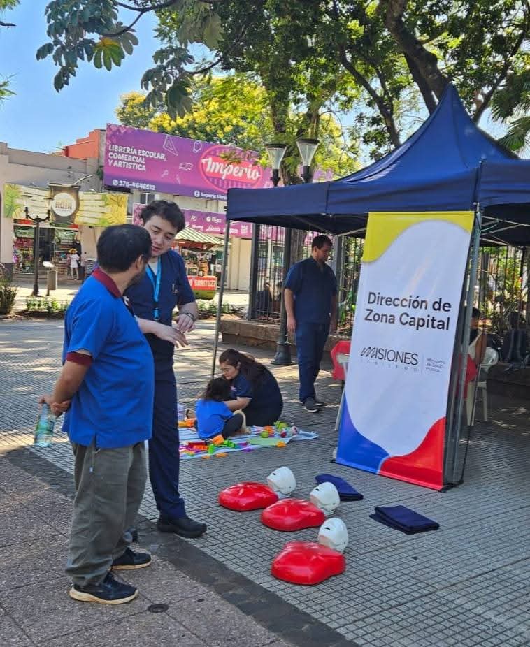 Con capacitación en RCP y stands informativos, conmemoraron el Día Mundial de las Enfermedades Poco Frecuentes en la Plaza 9 de Julio 5 Con capacitación en RCP y stands informativos, conmemoraron el Día Mundial de las Enfermedades Poco Frecuentes en la Plaza 9 de Julio imagen-4