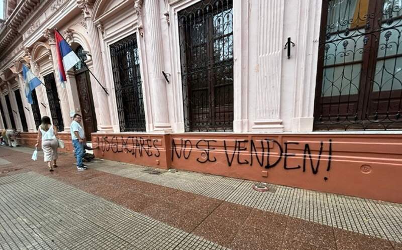 Vandalizaron la Cámara de Representantes y la Casa de Gobierno con pintadas relacionadas al reclamo por la Ley de Glaciares imagen-2