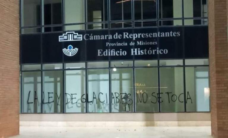 Vandalizaron la Cámara de Representantes y la Casa de Gobierno con pintadas relacionadas al reclamo por la Ley de Glaciares imagen-10