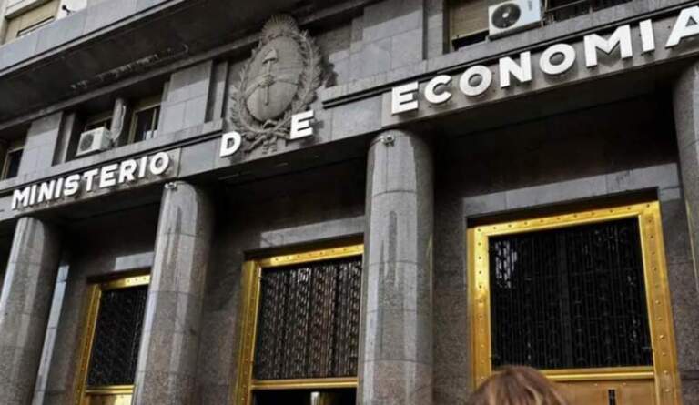 El Gobierno cierra abril con financiamiento asegurado, pero crece la discusión por el alto costo de sostener la deuda en pesos El Gobierno cierra abril con financiamiento asegurado, pero crece la discusión por el alto costo de sostener la deuda en pesos imagen-17