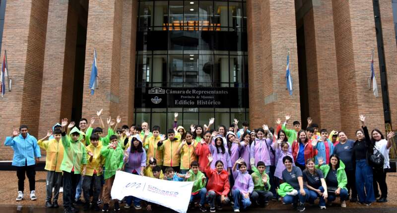 Estudiantes de Montecarlo y Puerto Iguazú participaron de una visita educativa a la Legislatura y aprendieron sobre la creación de leyes imagen-13
