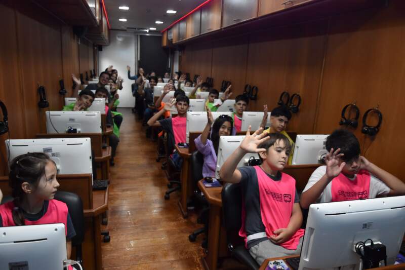 Estudiantes de Montecarlo y Puerto Iguazú participaron de una visita educativa a la Legislatura y aprendieron sobre la creación de leyes imagen-4