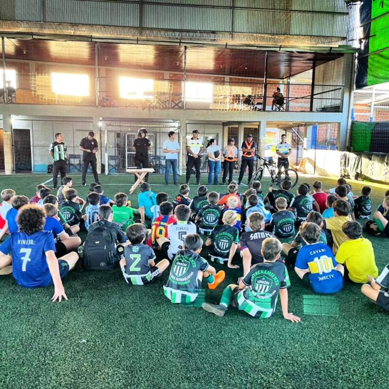 Con la cancha como aula: la Policía llevó educación vial a chicos en Aristóbulo del Valle imagen-2