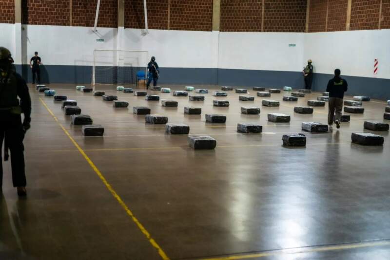 La Policía secuestró un camión cargado con más de 2 toneladas de droga imagen-12