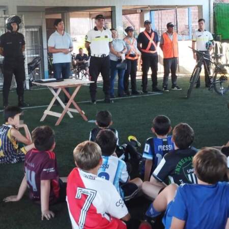Con la cancha como aula: la Policía llevó educación vial a chicos en Aristóbulo del Valle Con la cancha como aula: la Policía llevó educación vial a chicos en Aristóbulo del Valle imagen-41