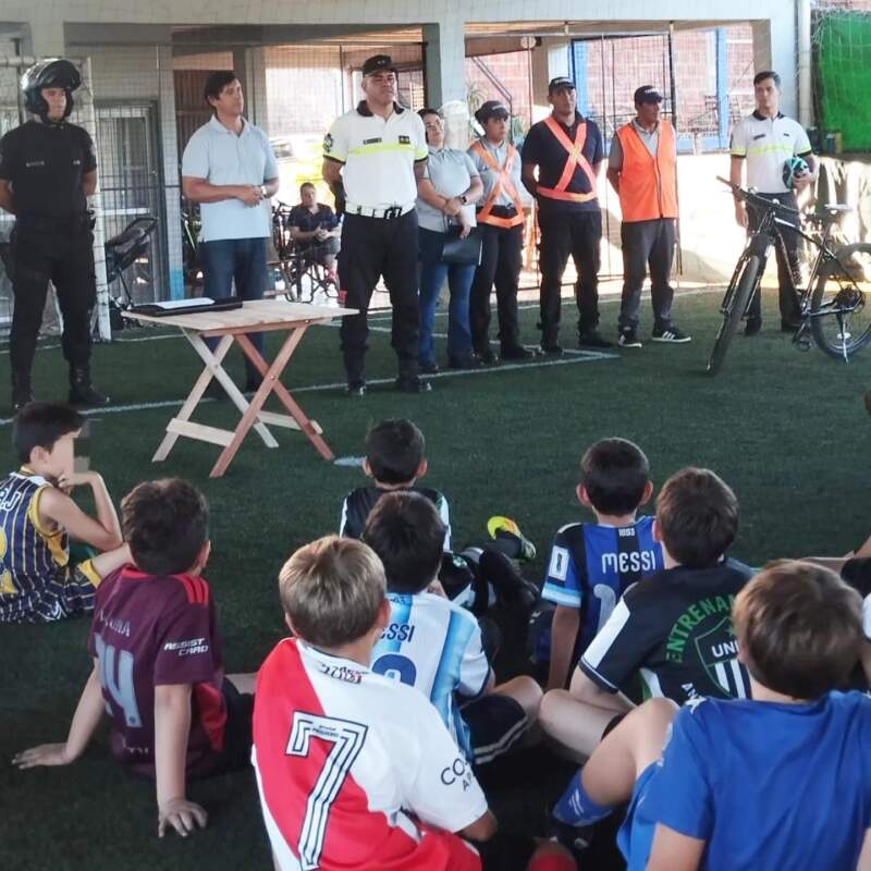 Con la cancha como aula: la Policía llevó educación vial a chicos en Aristóbulo del Valle imagen-13