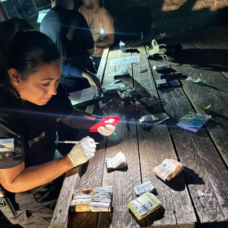 Pareja de dealers intentó huir y fue detenida con droga y dinero en Posadas imagen-2