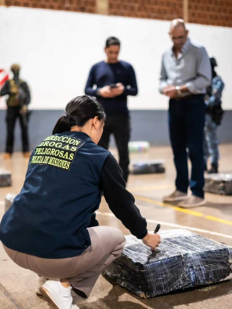 La Policía secuestró un camión cargado con más de 2 toneladas de droga imagen-4
