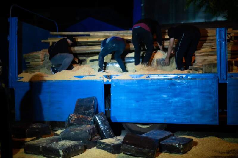 La Policía secuestró un camión cargado con más de 2 toneladas de droga imagen-14