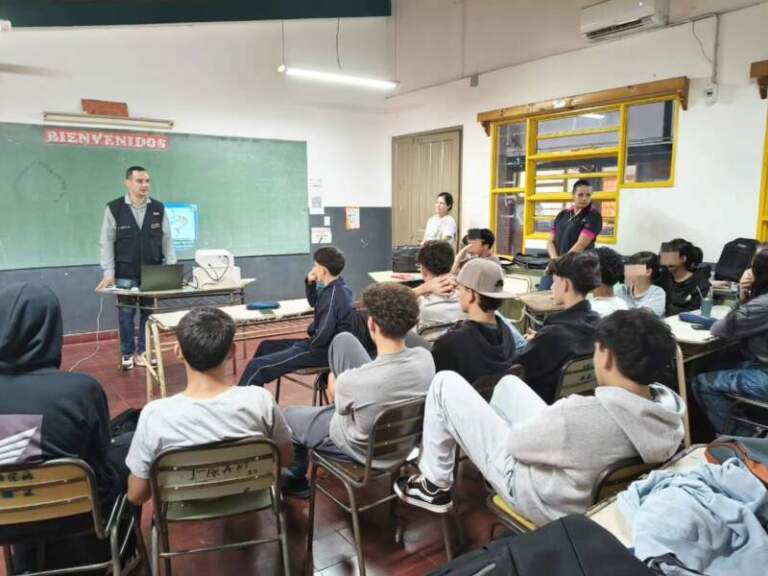 Prevención escolar: La Policía de Misiones refuerza su sistema integral ante nuevas dinámicas digitales Prevención escolar: La Policía de Misiones refuerza su sistema integral ante nuevas dinámicas digitales imagen-47