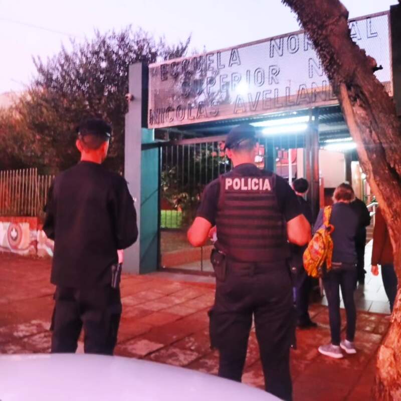 Envío de audios con amenazas a directivo, mensajes intimidatorios y arma de fuego en colegios: cómo fue al abordaje para la seguridad en las escuelas imagen-24