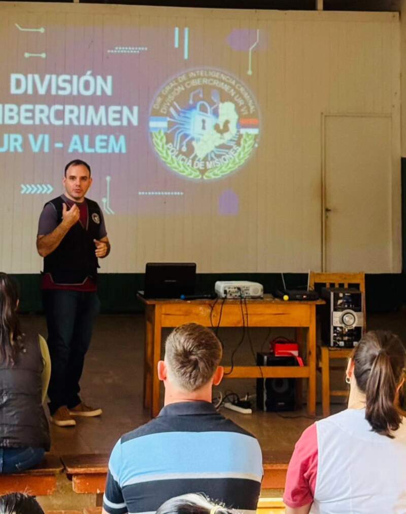 Prevención escolar: La Policía de Misiones refuerza su sistema integral ante nuevas dinámicas digitales imagen-4