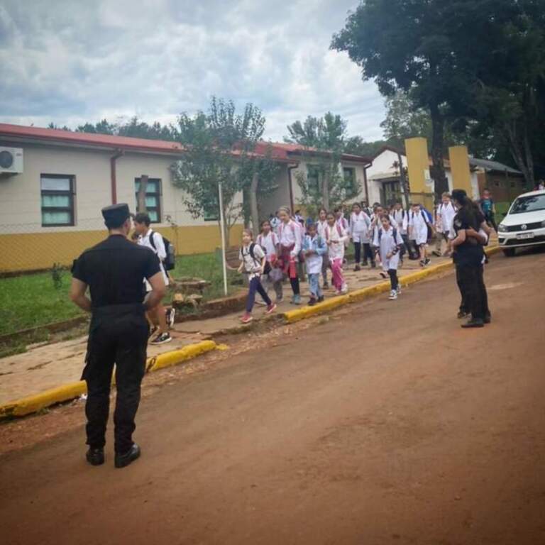 Envío de audios con amenazas a directivo, mensajes intimidatorios y arma de fuego en colegios: cómo fue al abordaje para la seguridad en las escuelas Envío de audios con amenazas a directivo, mensajes intimidatorios y arma de fuego en colegios: cómo fue al abordaje para la seguridad en las escuelas imagen-47