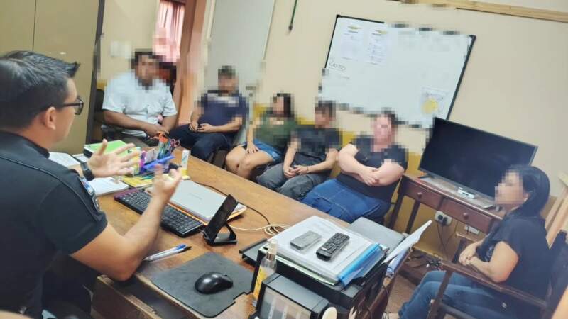 Adolescentes faltaron a la escuela para quedarse tomando vino en una parada de colectivos imagen-12