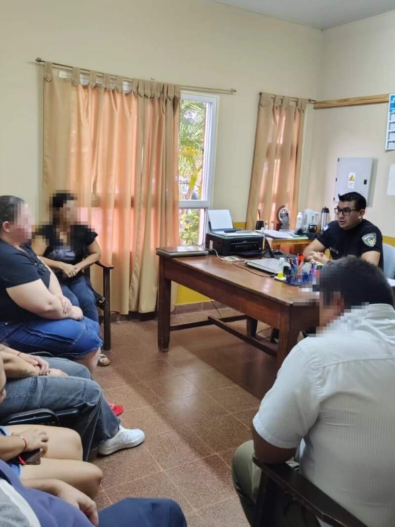 Adolescentes faltaron a la escuela para quedarse tomando vino en una parada de colectivos imagen-2