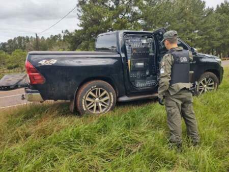 Gendarmería detectó una camioneta abandonada en la Ruta 12 con 19.500 atados de cigarrillos ilegales y dominio apócrifo imagen-16
