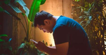 Horas sentado, estrés y celular: la combinación que deteriora la postura y afecta al cuerpo imagen-11