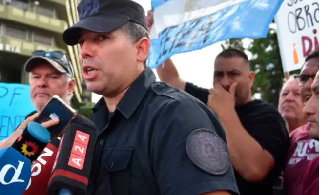 Pese al bono confirmado por el Gobierno, las fuerzas federales de seguridad se manifestaron frente al Edificio Centinela imagen-13