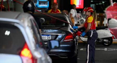 El resto de las petroleras se sumaron a YPF para estabilizar el precio de los combustibles por 45 días imagen-5