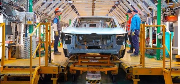 La economía sufrió un freno en febrero y la industria volvió a ser el sector más golpeado, con caídas de hasta 11% imagen-12