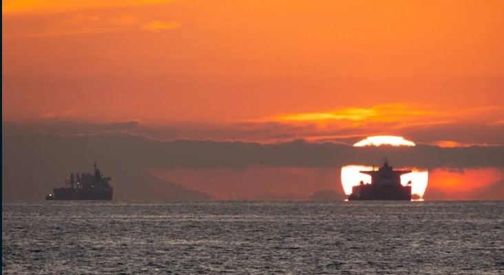 Irán vuelve a cerrar el estrecho de Ormuz en represalia por los ataques de Israel en Líbano y tensiona el cese al fuego imagen-8