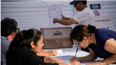 Elecciones en Perú: Fujimori y López Aliaga se encaminan a un balotaje en un conteo de votos muy ajustado imagen-11